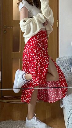 #skirtfashion Lower Belly Pooch Outfit, Mode Hippie, Casual Day Outfits, Red Skirt, Quick Outfits, Easy Trendy Outfits, American Beauty, Girly Outfits