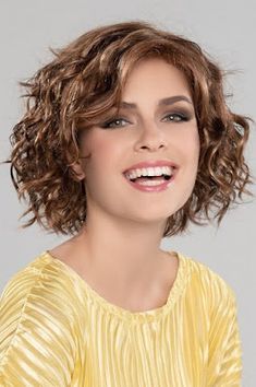 La moda en tu cabello: Estilos de cabello Bob rizado 2020 Sandy Blonde, Hair System, Wig Making, Short Wigs, Short Curly Hair, Hair Piece