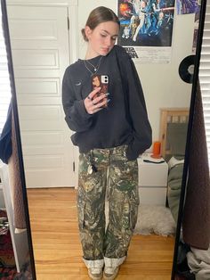 Camo Cargo Jeans Outfit, Soldier Pants Outfit Women, Baggy Pants And Jacket Outfit, Aesthetic Camo Pants Outfit, Outfit Inspo Camo Pants, Carpenter Pants Outfit Winter, Camo Parachute Pants Outfit, Camo Tree Pants Outfit, How To Style Camo Pants Women