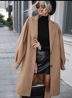 Black And Beige Outfit Aesthetic, Tan Peacoat Womens Outfit, Black And Beige Photoshoot, Beige Peacoat Outfit, Light Beige Coat Outfit, Mantel Beige Outfit, Beige Mantel Outfit, Long Tan Coat Outfit