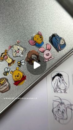 Marie-Ève Mongeau | Nail Artist - Boutique - Formatrice on Instagram: "Ouvrir un monde de possibilités avec les stickers ? 👀  C’est exactement ce que tu apprendras dans ma formation de 3h30 sur le sujet.  Contrairement à ce que tu crois, il n’est pas nécessaire d’avoir un grand talent en dessin puisque tu peux peindre des reproductions. Il te faut seulement une bonne maîtrise de tes pinceaux.  À partir de mes gabarits vierges, fournis en format PDF, tu peux créer tes propres projets de personnages selon tes besoins et les demandes de tes clientes.  Pas de panique ❌  Je t’accompagne dans chaque étape de création via de courtes vidéos qui t’en montrent tous les secrets.  Que ce soit Disney, Pixar ou tout autre personnage, tu auras du plaisir à créer à plat !  Commence dès maintenant en visi Disney Nail Stickers, Stencil Nail Art, Nail Art Book, How To Make Nail Stickers, Nails Disney Designs, Stencil Nails, Pixar Nails, Nail Art Dessin, Practice Nails