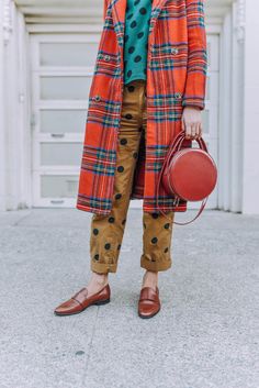 Red Plaid Coat Outfit Winter, Mixed Plaid Outfit, Pattern Mixing Outfits Street Style, Funky Casual Style, Color Clashing Outfits, Artistic Work Outfits, Colorful Work Wear, Pattern Outfits Mixed, Eclectic Chic Fashion