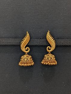 Present Beautiful Gold Earrings with Floral Design Jhumka Designs Gold Pearl Earrings, Gold Earing Design New Jhumka, Simple Gold Jhumka Earrings, Modern Earrings Gold, Earings Design Gold Indian Jhumka, Peacock Earrings Indian Gold, Dailywear Earrings Gold Indian, Jhumka Earrings Gold Indian, Small Gold Jhumka