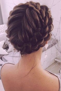 Find out how to master the art of the halo hairstyle and transform your hair into a beautiful and elegant statement. Crown Braid, Halo, Braids, Crown, Hairstyles, Hair Styles