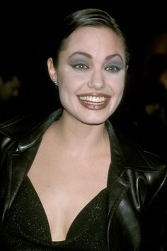 We're pretty sure some of these looks will never return. 90’s Makeup Looks, 90’s Makeup, 90s Makeup Trends, Angelina Jolie 90s, 90s Makeup Look, 90s Grunge Hair, Hair Clips 90s, Angelina Jolie Photos, Cute Eyeshadow Looks