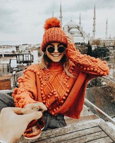 *10 Colourful Jumpers To Beat The Winter Blues (colourful jumpers) Orange Sweater, Women Sweater, Winter Blues, 가을 패션, Look Casual, Fall Winter Outfits, Street Fashion, Look Fashion