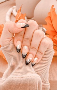 classic fall nails. halloween nail art simple. halloween nails insp Halloween Nails Ideas Short, Classic Fall Nails, Neutral Halloween Nails, Simple Halloween Nails, Fall Nails Halloween, Fun Halloween Nails, Nail Art Simple, Fingernail Designs