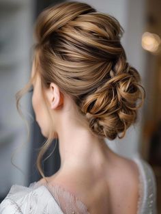 Fresh Messy Bun Styles for Medium Hair 2024