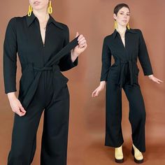 🦋 1970er Jahre Retro JUMPSUIT 🦋 - 70er vintage Hosenanzug - neuwertig - ungetragen DEADSTOCK! - Seltenes Vintage-Stück - einfarbig schwarz - semi dehnbares dickes Polyestergemisch - breite beine - Abnäher an der Brust - elastischer Bund im Rücken - Plastikreißverschluss vorne - wird vorne gebunden - angenähter Gürtel - Seitentaschen - halb dehnbar - wurde von Hand gewaschen - Model ist 152cm groß ihre Maße sind 34"/27"/37"" Etikett: Klein Passt am besten: S Stoff: 100% Polyester Zustand: Hervo Retro Jumpsuit, Zip Up Jumpsuit, Suit Vintage, Disco Era, Pants Suit, Vintage Pants, Black Jumpsuit, Jumpsuits For Women, Favorite Outfit