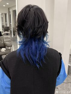 Blue And Black Wolfcut, Jelly Fish Haircut Short Hair, Blue Shag Haircut, Blue Black Wolfcut, Wolfcut With Blue Highlights, Wolfcut Blue Hair, Partial Blue Hair, Jellyfish Bob Haircut, Jelly Fish Haircut Curly Hair