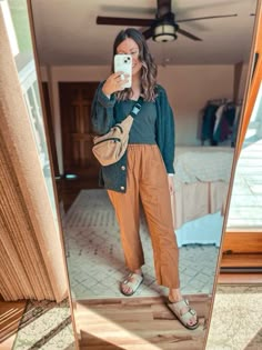 Linen Pant With Sneakers, Linen Brown Pants Outfit, Brown Cotton Pants Outfit, Brown Pants Spring Outfit, Crunchy Mom Aesthetic Outfits, Earthy Style Outfits, Crunchy Mom Outfits, Earthy Hippie Outfits, Oversize Cardigan Outfit