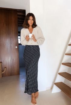 One Piece Prints, Dot Skirt Outfit, Business Casual Skirt, Teaching Outfits, Midi Skirt Outfit, Mum Fashion, Maxi Skirt Outfits, Casual Chique, Business Casual Outfits For Work