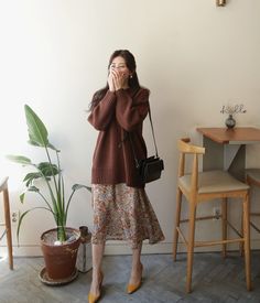 Work Outfits Modest, Cute Longsleeves Outfit, Japanese Spring Fashion Women, Modest Chic Outfits, Anime School, Cosplay Kawaii, Girl Cat, Japanese Kawaii