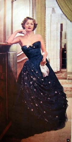 1950 Style, 1950 Fashion, Glamour Vintage, Look Retro, Evening Gown Dresses, Retro Mode, Vintage Gowns, Pierre Balmain, Vintage Couture