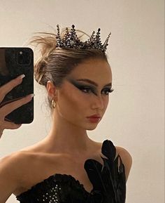 Dark Swan Makeup, Black Swan Makeup Halloween, Black Swan Costume Halloween, Black Hair Halloween Costumes, Black Swan Makeup, Swan Halloween, Black Swan Costume, Dark Swan, Classy Halloween Costumes