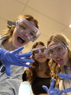 School Science Aesthetic, Med School Friends Aesthetic, Biology Career Aesthetic, Stem Vision Board, Biology Vision Board, Medicine University Aesthetic, Lab Partners Aesthetic, Medical Science Aesthetic, Uni Life Friends