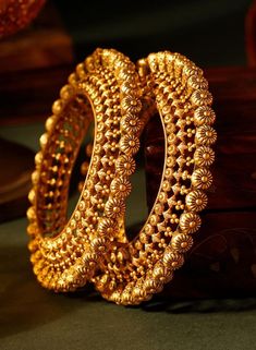 Kangan Design Gold Bangles, Goan Traditional Gold Bangles, Kangan Gold, Kangan Design, Gold Cutdana Bangle, Heavy Bollywood Gold Bangle, Gold Bollywood Bangle With Intricate Design, Ceremonial 22k Gold Tilla Bangle