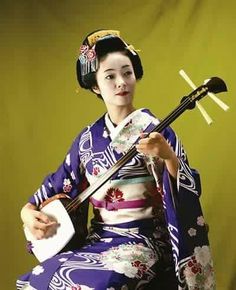 Maiko and shamisen Kabuki Costume, Traditional Japanese Art, Samurai Art, Japanese Kimono, Japan Fashion, Japanese Women