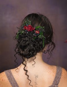 Autumn bridal hair comb in burgundy, black and green  tones... The flower comb is made of artificial/fabric flowers, preserved leaves, grass and other trinkets used for arranging :) When stored in dry and dark place, our products last 10-15 years. We can also make you other matching accessories. Please message me for more information. :) Photo: Michaela durisova photography Model: Kika ---------------------------------------------------------------- SHIPPING INFO FOR EU ORDERS: Standard shipping Gothic Bride Hair, Burgundy And Black Hair, Goth Wedding Hair, Gothic Wedding Hair, Preserved Leaves, Black Hair Comb, Wedding Gothic, Autumn Bridal, Gothic Flowers