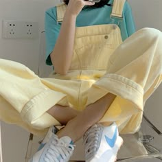 Style Salopette, Overalls Fashion, Yellow Clothes, Yellow Jumpsuit, Yellow Denim, Bodysuit Jumpsuit, Yellow Outfit, Cream Yellow, Korean Aesthetic