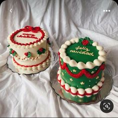 Ribbon Piping On Cake, Christmas Cakes Aesthetic, Christmas Cake Vintage, Merry Christmas Cake Design, New Year Cake Aesthetic, Merry Birthday Cake, Christmas Cake Ideas Easy Simple, Christmas Heart Cake, Fun Christmas Cakes