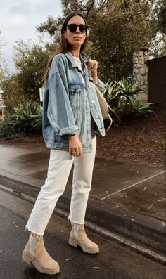 White Jeans Denim Jacket, Jean Jacket With White Jeans, 2023 Denim Jacket Outfit, Style With A Denim Jacket, Fall Outfit With Denim Jacket, Late Twenties Fashion Outfits, Autumn 23 Outfits, Street Jeans Outfit, Fall Easy Outfits