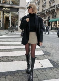 December Fashion 2023, Sharp Outfits Women, Flat Boots Outfit, London Ootd, Boots 2023, Look Legging, Europe Outfits, Chique Outfits