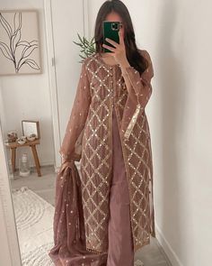 Mehndi Suit Designs, Heavy Pakistani Suits, Pakistani Wedding Guest Outfits, Function Hairstyles, Kurti Styling, Simple Dress Casual, Desi Fits, Arabian Dress, Trendy Outfits Indian