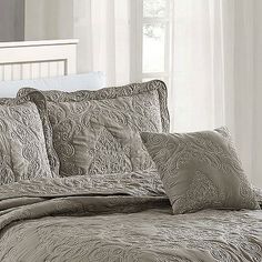 the comforter is made up and ready to be used in this bedding set