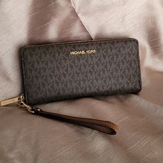 New Mk Wallet Mk Wallets For Women, Luxury Wallets, Mk Wallet, Brown Wallet, Luxury Wallet, Bags Designer Fashion, Michael Kors Bag, Wallets For Women, Designer Fashion