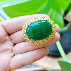 Vintage Classic Jade Oval Boucher Cabochon Brooch Pin. Approx 4cm long. Classic and beautiful. . . . estate pins brooches jewelry gift present silver round gem gemstone gemstones stone stones oval green yellow gold tone cute  OG Brooch Jewelry, Brooch Pin, Jade, Jewelry Gifts, Pins, Gold Tones, Gems, Yellow Gold, Women Jewelry