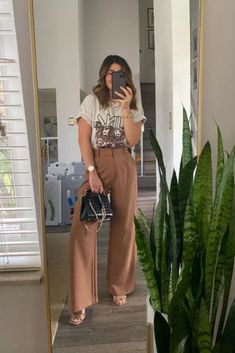 Tshirt Business Casual Work Outfits, Trouser And Graphic Tee Outfit, Heels And Trousers Outfit, Trousers With Graphic Tee, Causal Trousers Outfit, Band Tee Office Outfit, Fall Outfits With Trousers, How To Style Business Pants, Trousers Graphic Tee