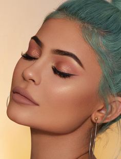 The Kylie Cosmetics by Kylie Jenner Blush, Bronzer and Kylighter Combo includes: Kitten Baby Blush (a light apricot) Tequila Tan Bronzer (a warm bronze) Dreamin Of Diamonds Kylighter (a bright yellow gold) ||| Kitten Baby Blush: Net Wt. 0.26 oz. (7.50 g) Tequila Tan Bronzer: Net Wt. 0.39 oz. (11.0 g) Dreamin of Diamonds Highlighter: Net Wt. 0.34 oz. (9.50 g) Kylie Jenner Blush, Stile Kendall Jenner, Tutorial Eyeliner, Long Hair Clip