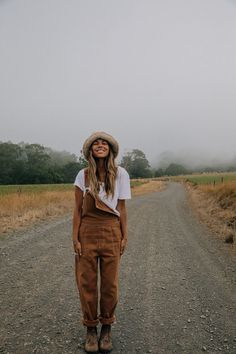 Retro oversized overalls. Baggy vintage inspired brown overalls. 1990's street style women. Grunge fashion ideas for winter and summer! Includes a front pocket and vintage brass buttons. Summer outfit ideas. Retro jumpsuit. Organic clothing. Sustainable fashion. Road less travelled. Utility Outfit Women, Overall Outfits Women, Carhartt Overalls Women Outfit, Hippie Skater Style, Carhartt Overalls Women, Brown Overalls Outfits, Farmcore Outfit, Utility Outfit