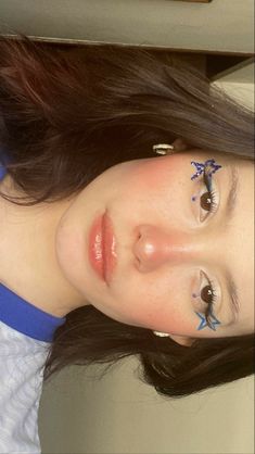 Star Makeup Y2k Tutorial, Y2k Makeup Blue, Blue Star Makeup, Hslot Makeup, Star Makeup Y2k, Makeup With Crystals, Camp Makeup, Makeupartist Aesthetic, Star Eye Makeup