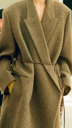 Khaki Coat Outfit, Chic Business Attire, China Building, Outfit Minimalist, Khaki Coat, Fall Outerwear, Timeless Classic Style, Capsule Outfits, Quiet Luxury