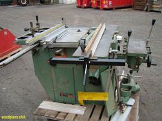 a table sawing machine sitting on top of a wooden pallet