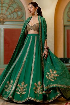 Emerald Green Lehenga, Mehendi Outfits For Bride, Mehendi Outfit, Ghaghra Choli, Mehendi Outfits, Georgette Lehenga, Indian Bride Outfits