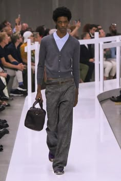 Prada Spring 2025 Men's Ready-to-Wear Runway, Fashion Show & Collection Review [PHOTOS] High Mens Fashion, Office Men Style, Runway Models Men, Prada Aesthetic Outfit Men, Runway Mens Fashion, Male Office Siren, Men’s Vintage Fashion, Male Runway Fashion, Minimal Fashion Men