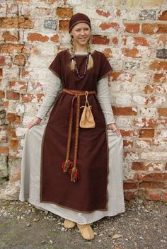 Curonian (Western Latvia, Northern Lithuania) archeological women's outfit. #Medieval #costume #Europe Byzantine Reenactment, Basic Braids, Viking Garb, Medieval Garb, Viking Dress, Medieval Clothes, Viking Costume, Viking Women, Viking Clothing