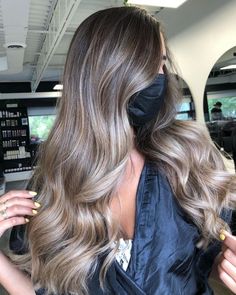 Long bronde beige balayage. This neautral blend is dimesnional and sophisticated. Perfect for any season, this blend will catch light and glow at all angles. #bronde #brondebalayage #brodnehair #balaayge #hairideas #hairgoals #longhair #hairstyles #curledhair #beigebalayage #beigehair Beige Balayage, Beige Blonde Balayage, Beige Blond, Hair Foils, Beige Hair