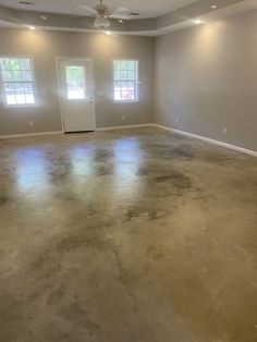 an empty living room with no furniture in it