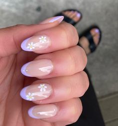 Summer Nails Inspiration Short Oval, Almond Shape French Tip With Flowers, Purple French Tip Nails With Flowers, White Nails With Lilac Design, Almond Daisy Nails, Cute Simple Nails Flower, Lilac Nails With Flowers, Summer Nail Ideas Flowers, Simple Cute Nail Designs Almond