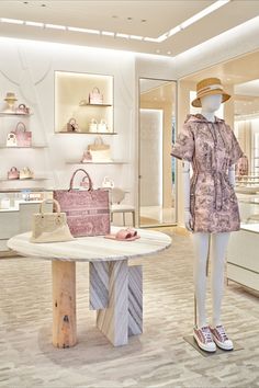 Dior Riviera, Dior Store, Expensive Brands, Beauty Dior, Dior Aesthetic, Bag Display, Dior Beauty