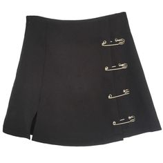 A mini skirt in cotton blend fabric that featuring with side slit and oversized safety pin detailing. 【Material: Polyester 】 【Color: Black 】 【Size S: Length 39 cm, Waist 64 cm, Hip 74-82 cm (suitable for weight 40-46 KG) 】 【Size M: Length 40 cm, Waist 66 cm, Hip 76-86 cm (suitable for weight... Punk Rock Style, Harajuku Punk, Dark Academia Clothing, Harajuku Street, Rock Vintage, Cheap Skirts, Japanese Harajuku, Style Rock, Harajuku Streetwear