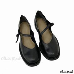 Olivia Mark - Classic black Mary Jane flats with a vintage touch Mary Jane Flat Shoes, Comfortable Leather Shoes, Fairy Shoes, Mary Jane Shoes Flat, Elegant Flats, Chic Leather, Casual Heels, Mary Jane Flats, Black Leather Shoes