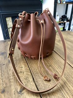 A DIY no sew leather bucket bag - Self Assembly Required Leather Purse Diy, Bucket Bag Diy, Drawstring Bag Diy, Bucket Bag Pattern, Leather Goodies, How To Make Leather, Leather Drawstring Bags, Small Drawstring Bag, Lace Bag