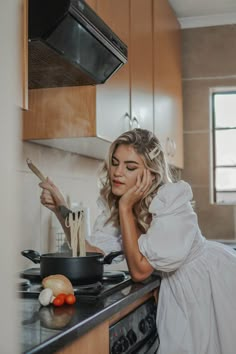 pasta in the kitchen photoshoot idea creative content blond girl cute outfit pasta photoshoot idea Matilde Djerf, Chef Pictures, Retro Photoshoot, Shot On Film, Food Photoshoot, Girl Cooking, Fairytale Photography