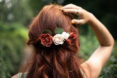 Terracotta flower hair comb consists of ivory and prange roses and eucalyptus . Rustic wedding hairpiece for country and barn wedding in terracotta or burnt orange themes, for any other occasion.Size of hair comb 4,7 inches length. Fixed to a metal hair comb.IN STOCKThe correct color of the crest in the photo, when shooting a video, the color is distorted by sunny weather).They are very realistic, lightweight, soft to the touch and hold their shape.Resistant to drops, water, heat and cold.Made o Fall Wedding Hair Pieces, Irish Wedding Decorations, Orange Flower Crown, Roses And Eucalyptus, Wedding Flower Hair, Wedding October, Beautiful Wedding Hair, Dance Hair, Fall Wedding Hairstyles