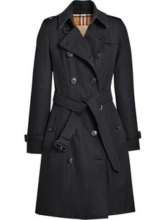 There is no shame in wanting the best to protect you from the weather. When the rain comes, opt for this midnight blue cotton Chelsea Heritage trench coat from Burberry. We have you got you covered. Featuring a notched collar, a double-breasted front fastening, long sleeves, a belted waist, side pockets, buckle strap cuffs and a signature checked lining. POSITIVELY CONSCIOUS: By buying this cotton product from Burberry, you’re supporting more responsibly grown cotton through the Better Cotton In Fall Trench Coats For Women, Burberry Chelsea Trench Coat, Womens Trench Coat Outfit, Trench Coat Black Outfit, Rain Coat Outfit, Black Trench Coat Outfit, Trench Coat Outfit Fall, Dress Coat Outfit, Womens Trench Coat